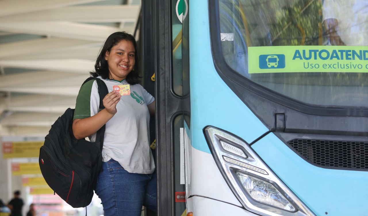 aluna embarcando num ônibus